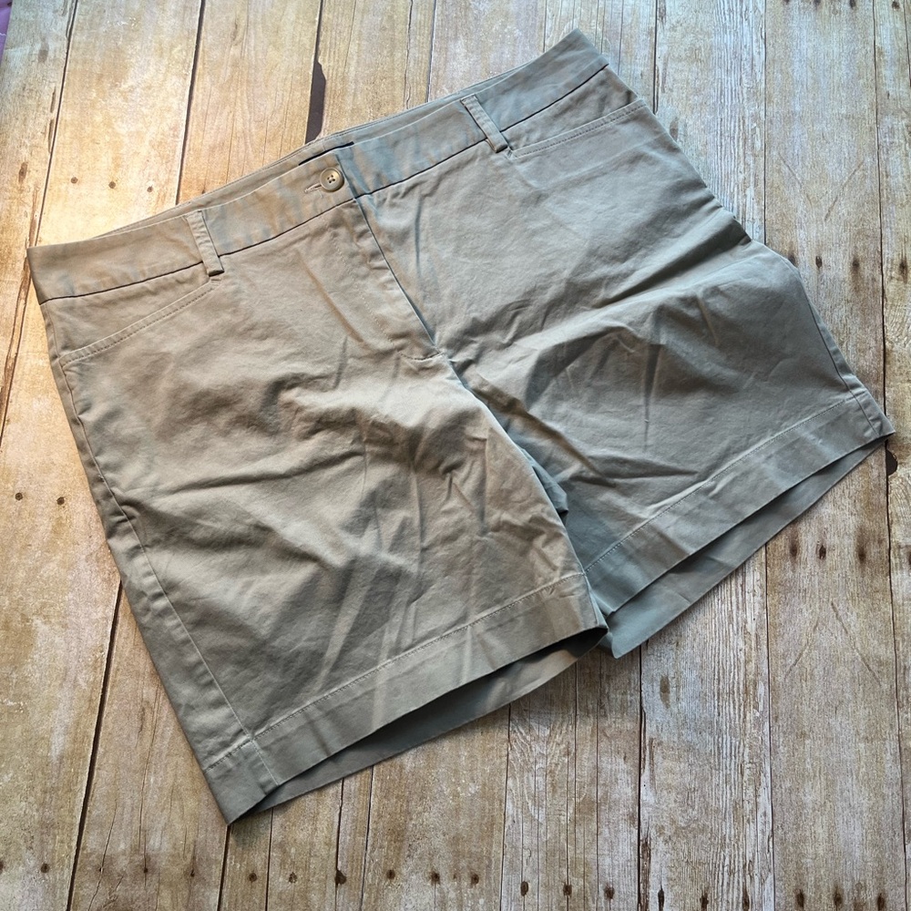 Lands’ End Classic Tan Women's Shorts Fit 2 Size 18 EUC